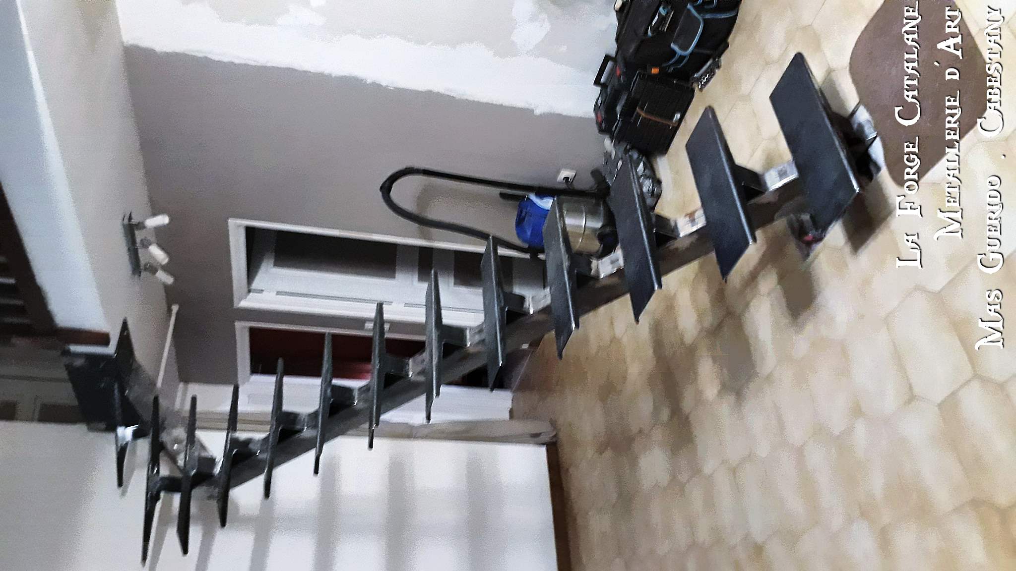 escalier en fer limon central marche pliee sans contremarche forge catalane.jpg